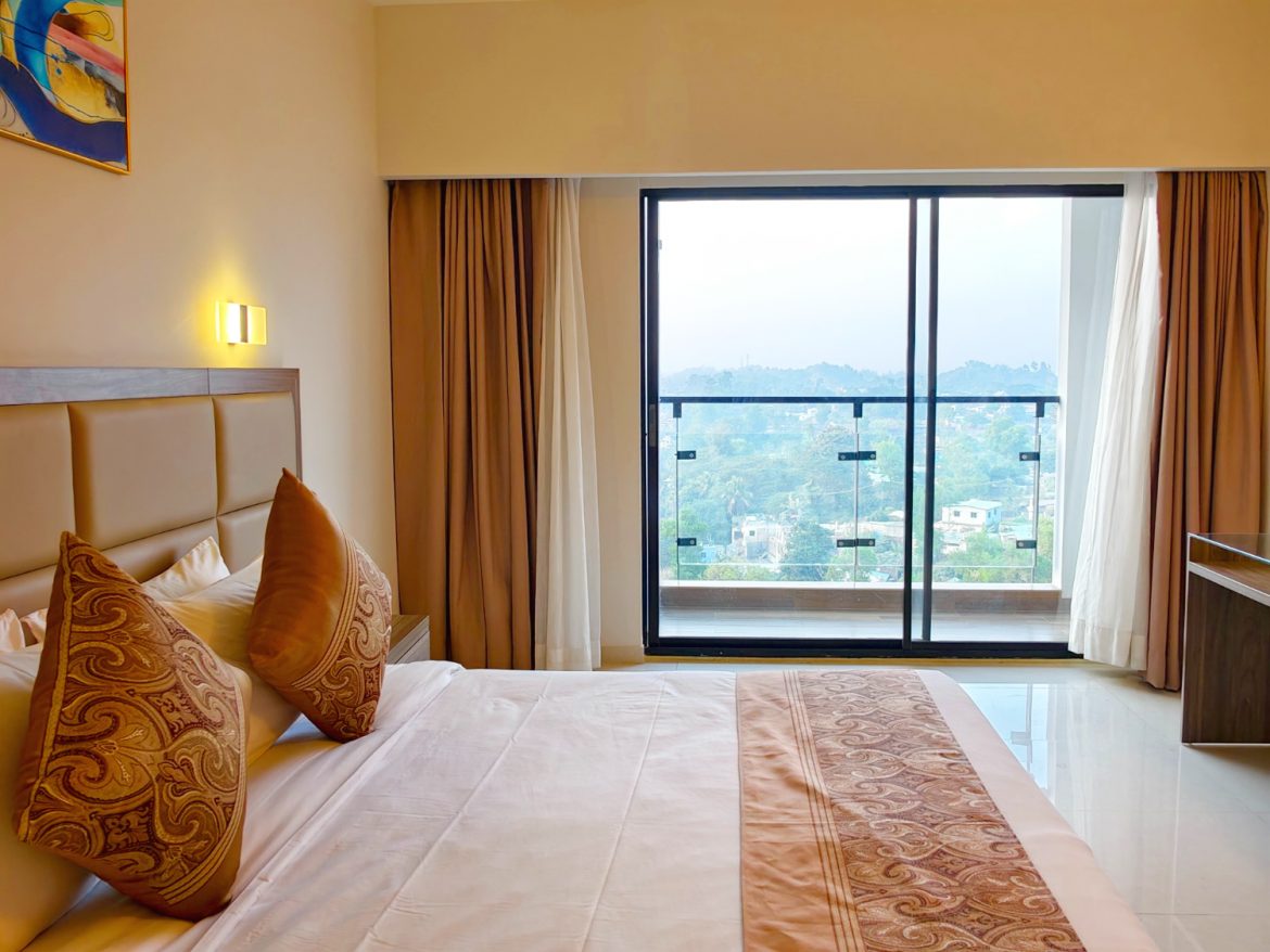 Premier Deluxe King - Side Sea View